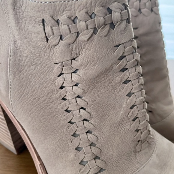 Vince Camuto Katri Gladiator Peep Toe, Size 8, Tan - Picture 5 of 10